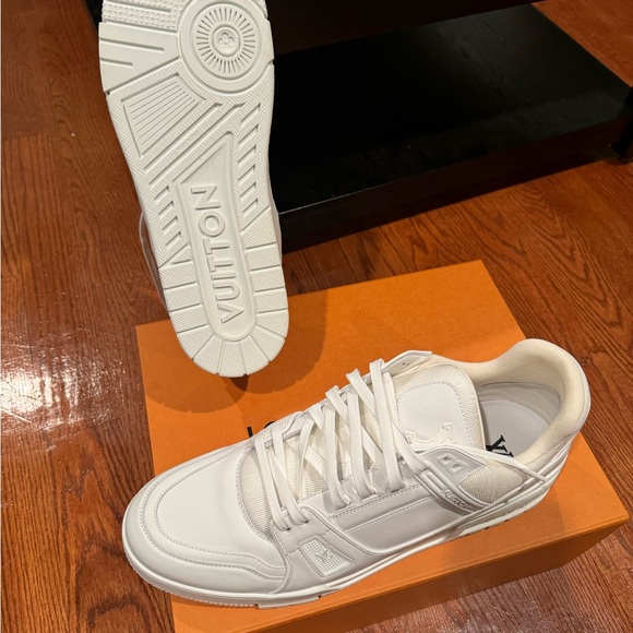 A pair of Louis Vuttion sneakers - Picture 4 of 5